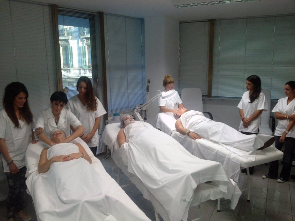 laboratorio pratico del corso di estetista