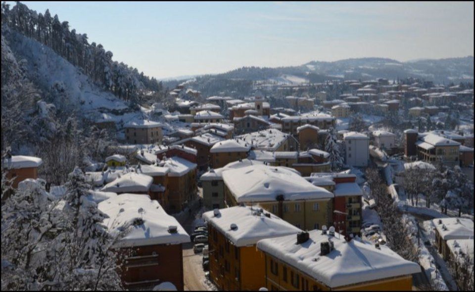 Struttura per anziani con neve