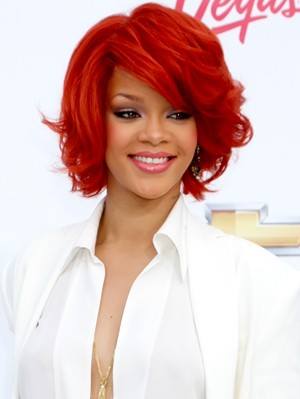 Rihanna con i capelli rossi corti