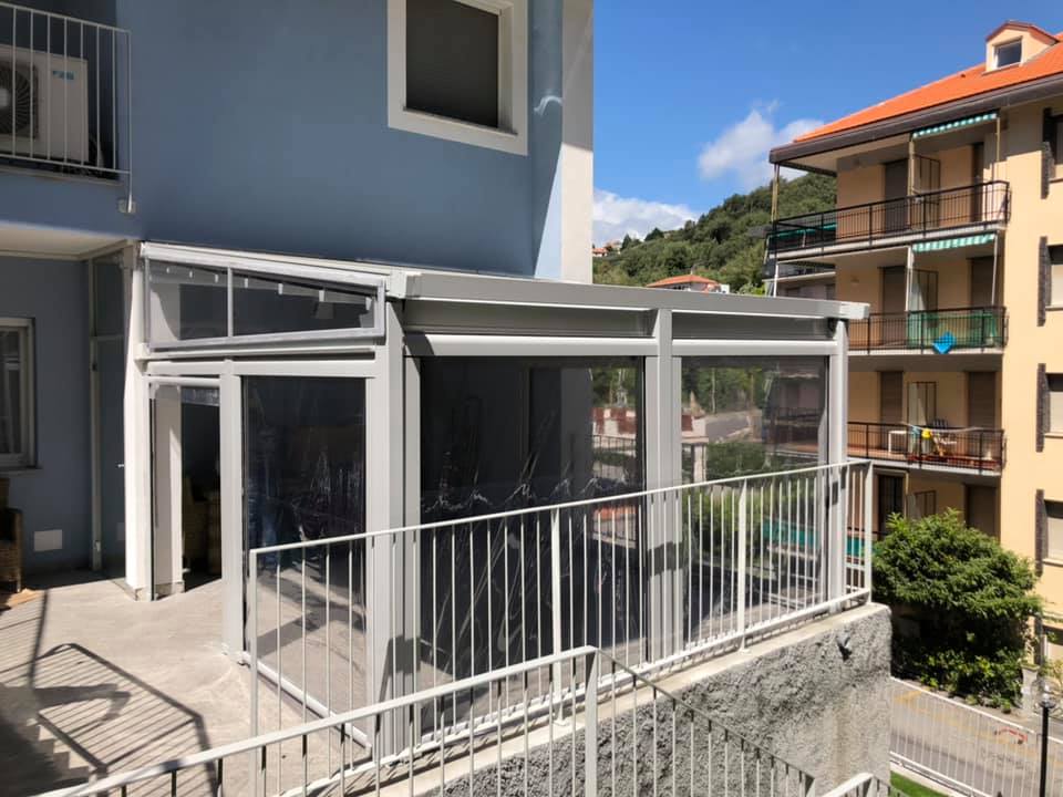 Pergola con tende laterali