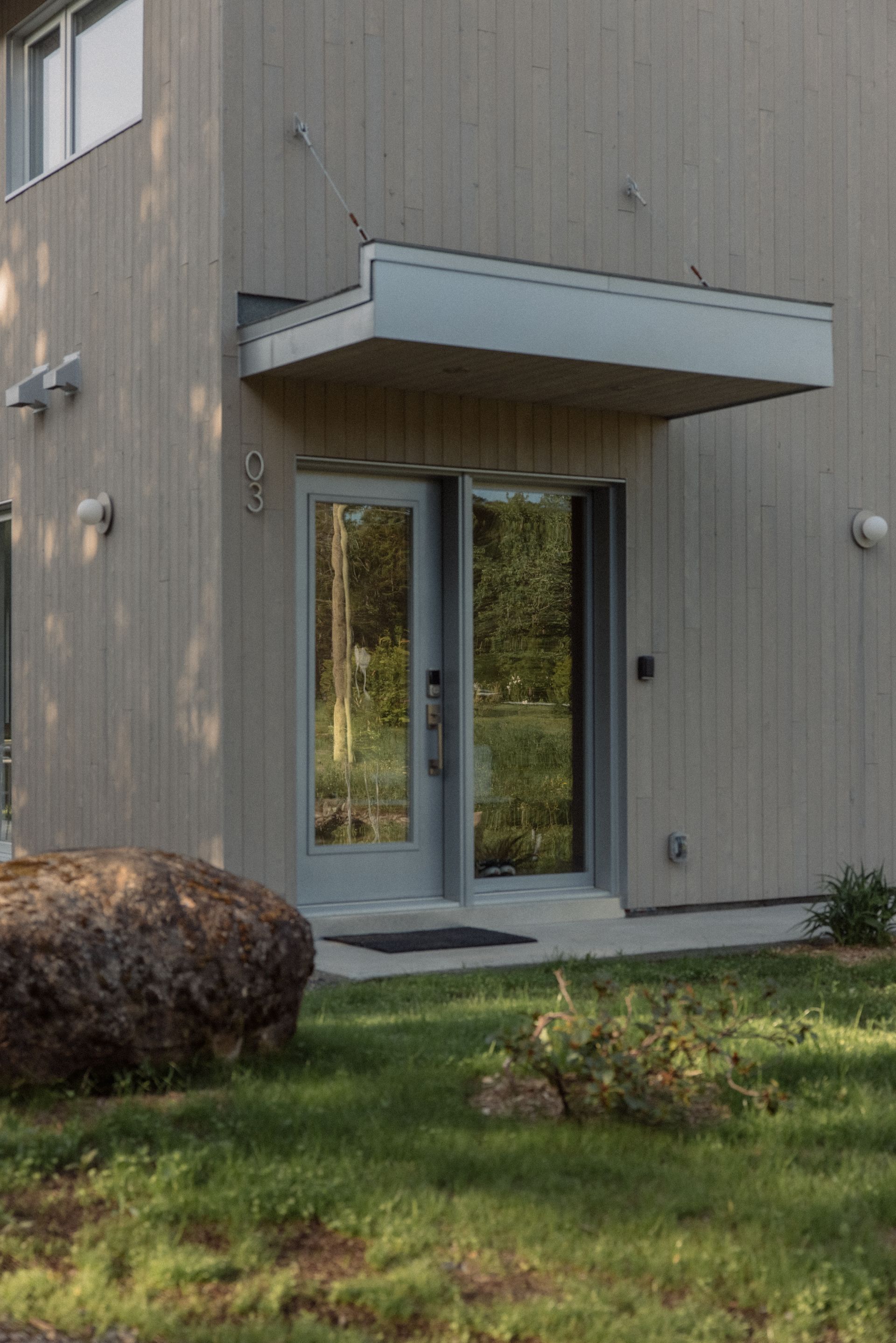 La porte d'entrée d'un immeuble avec un auvent dessus