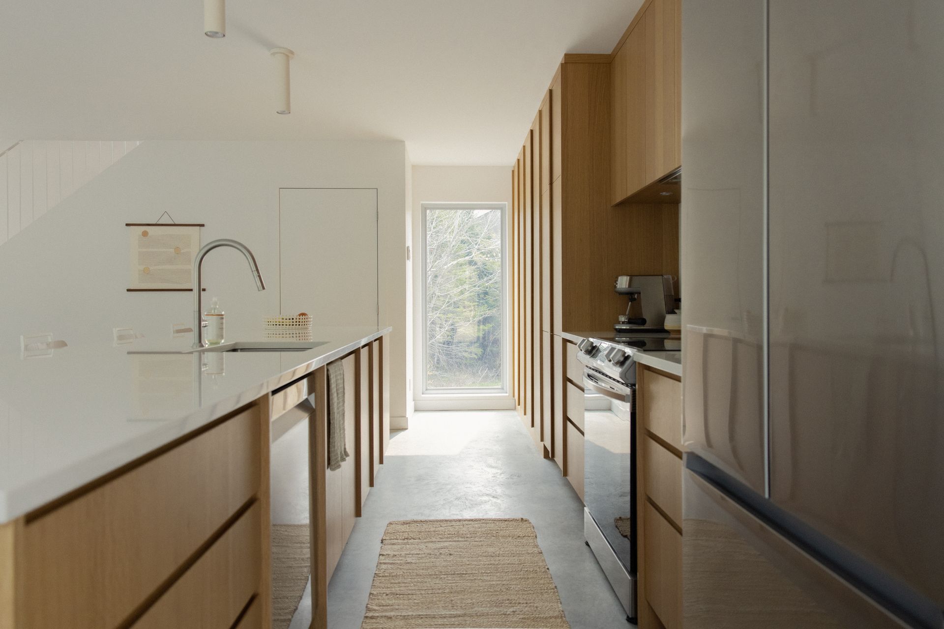 Une cuisine avec armoires en bois et électroménagers en acier inoxydable