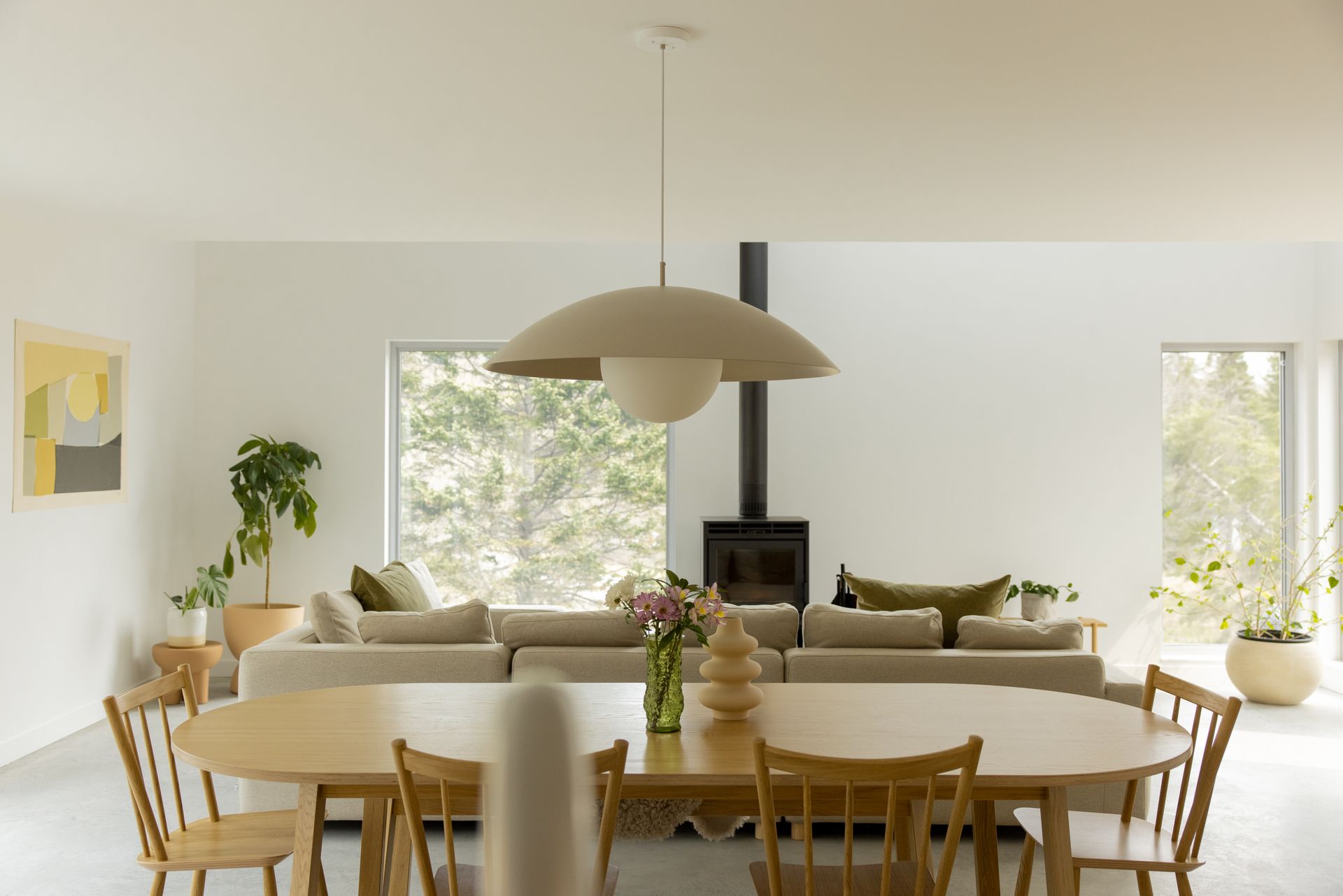 Un salon avec une table et des chaises et une cheminée.