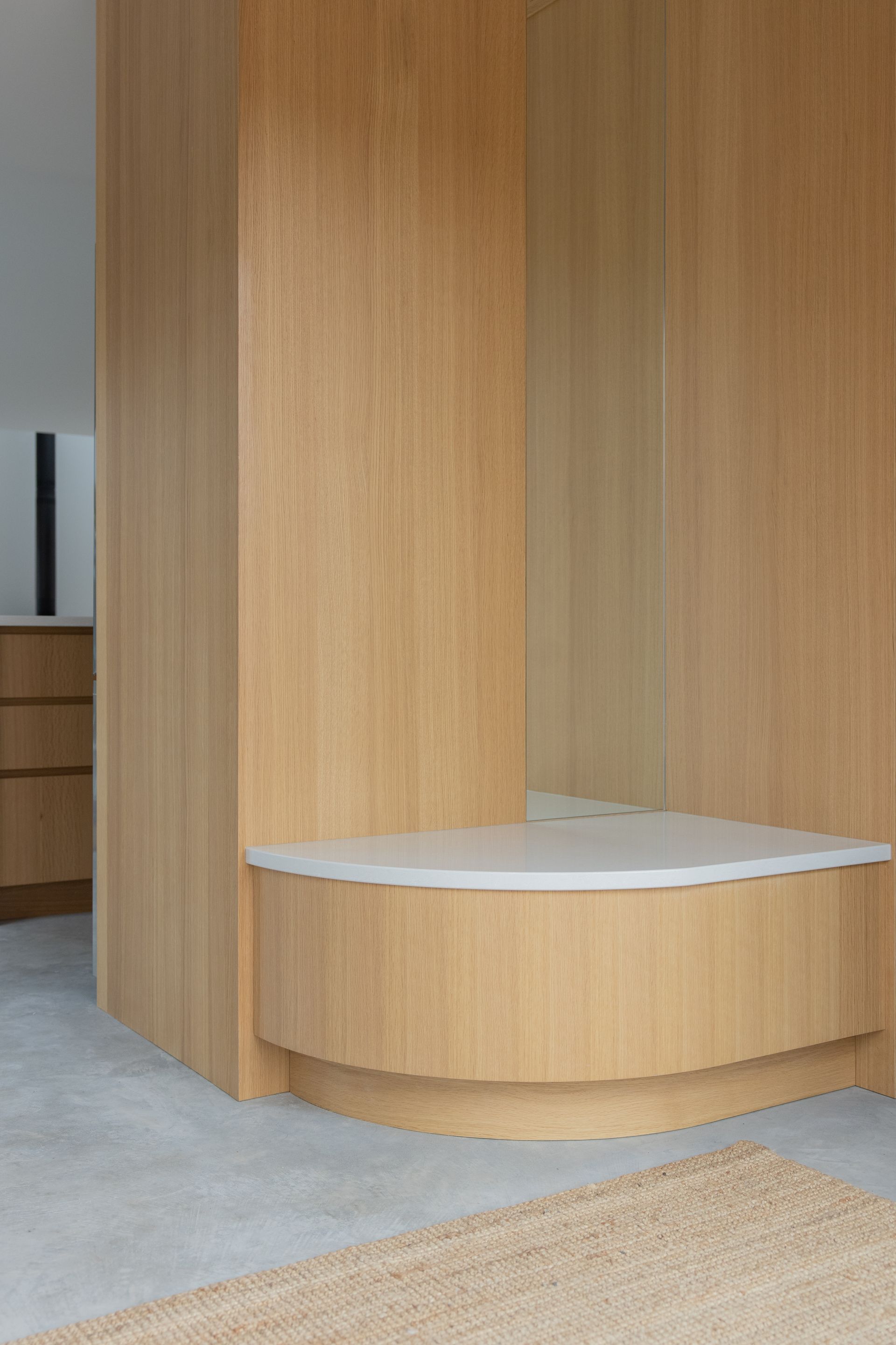 Il y a un banc en bois dans le coin de la pièce.