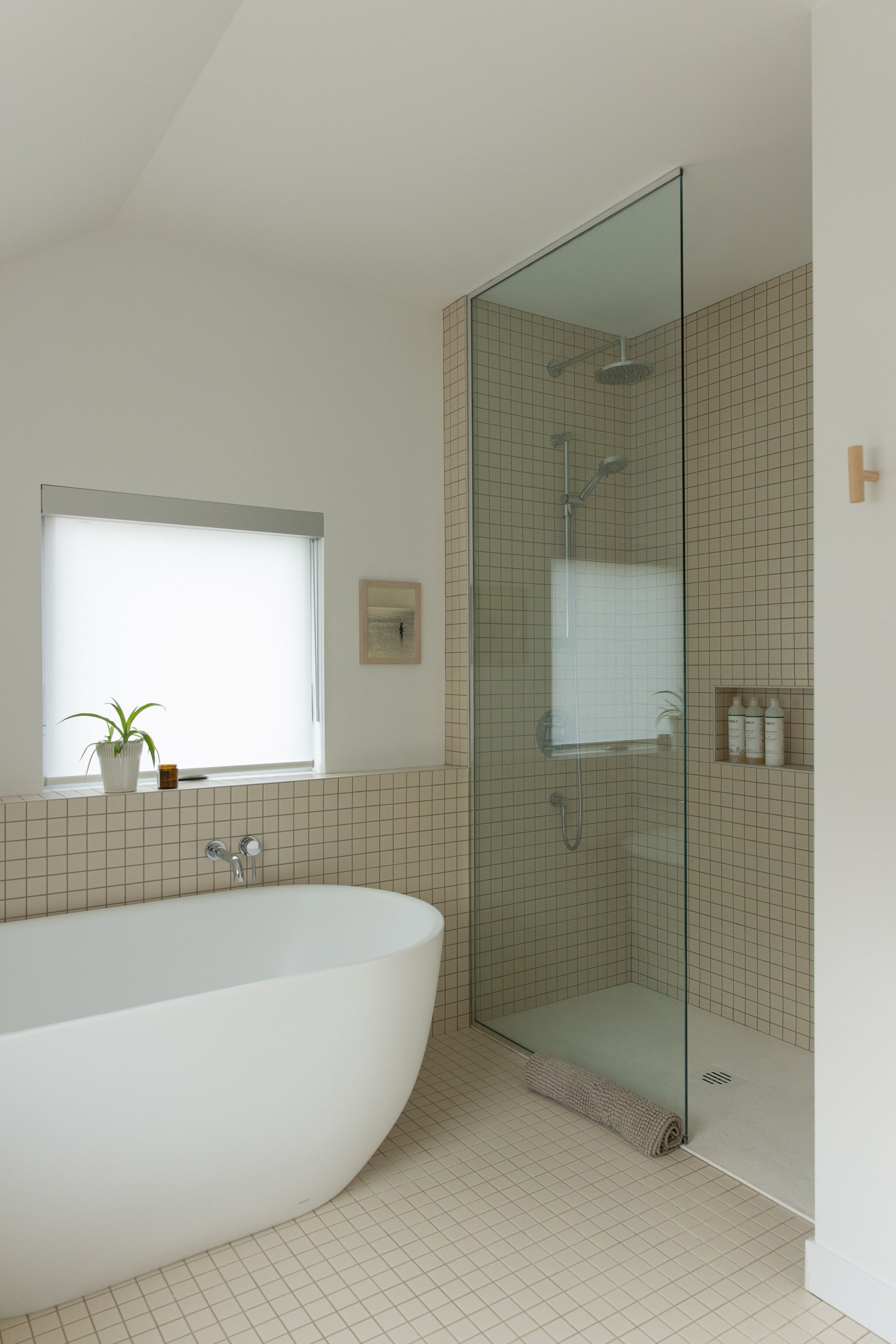 Une salle de bain avec baignoire et douche à l'italienne