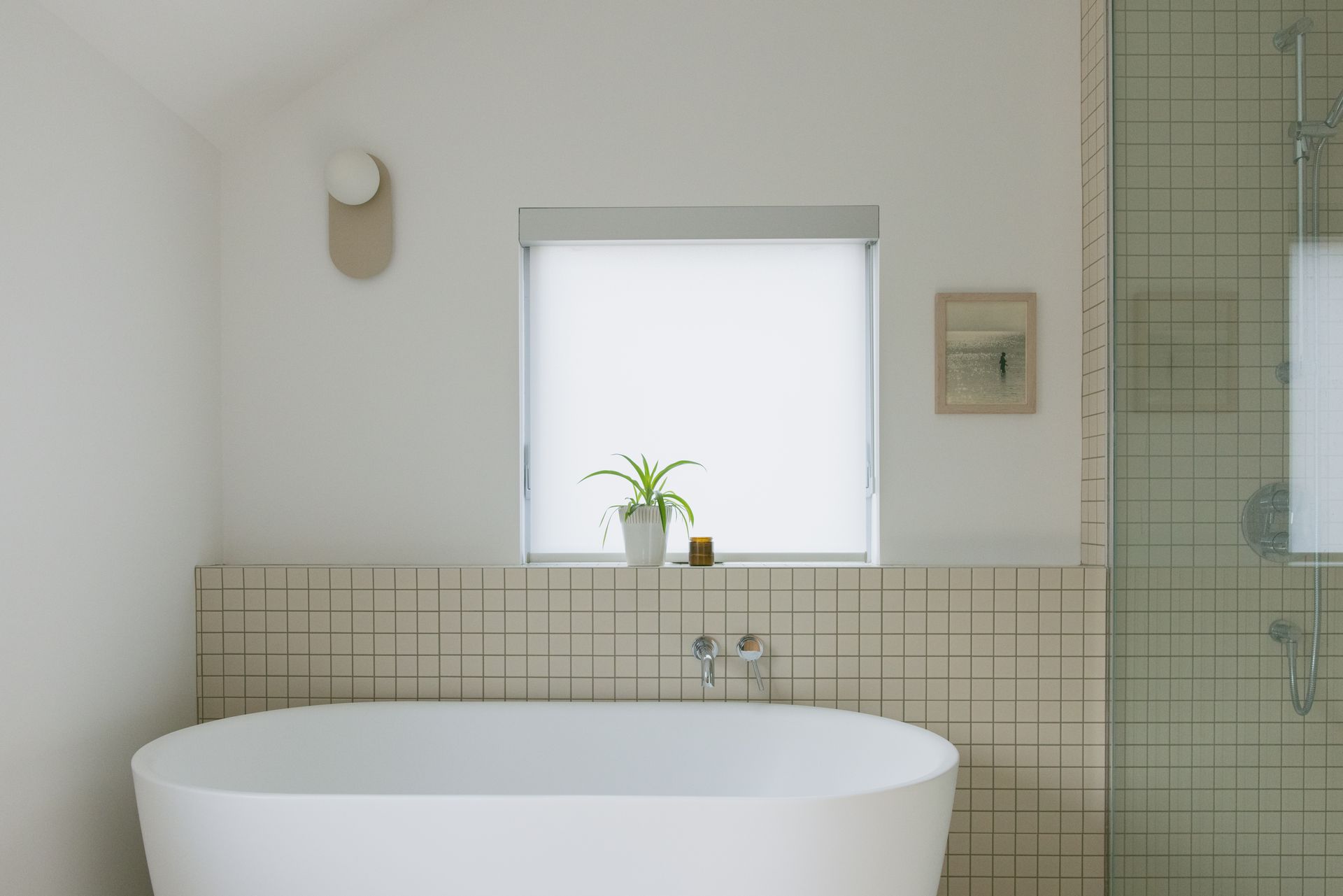 Une salle de bain avec baignoire et fenêtre.
