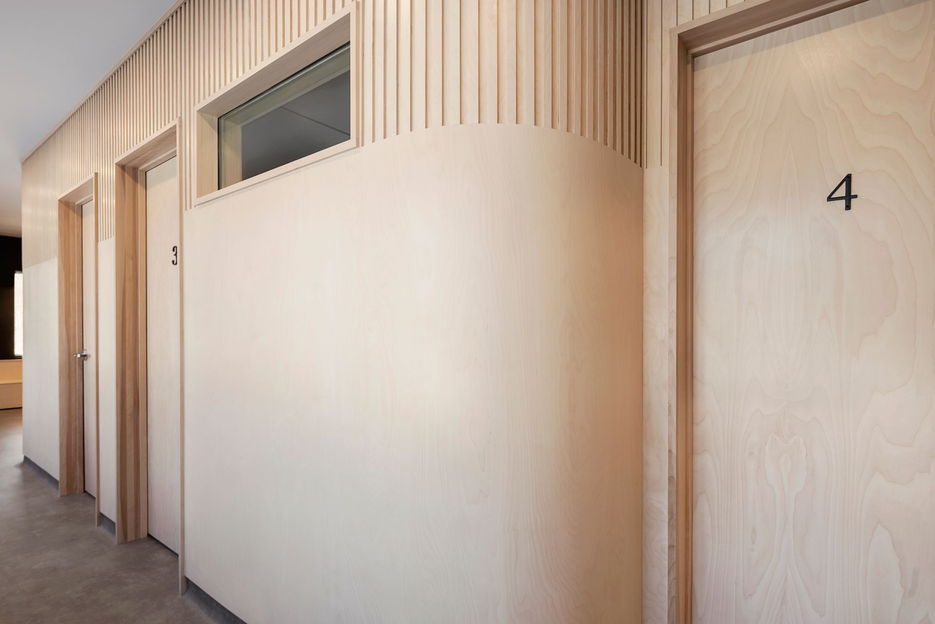 Un couloir avec un numéro quatre sur la porte.