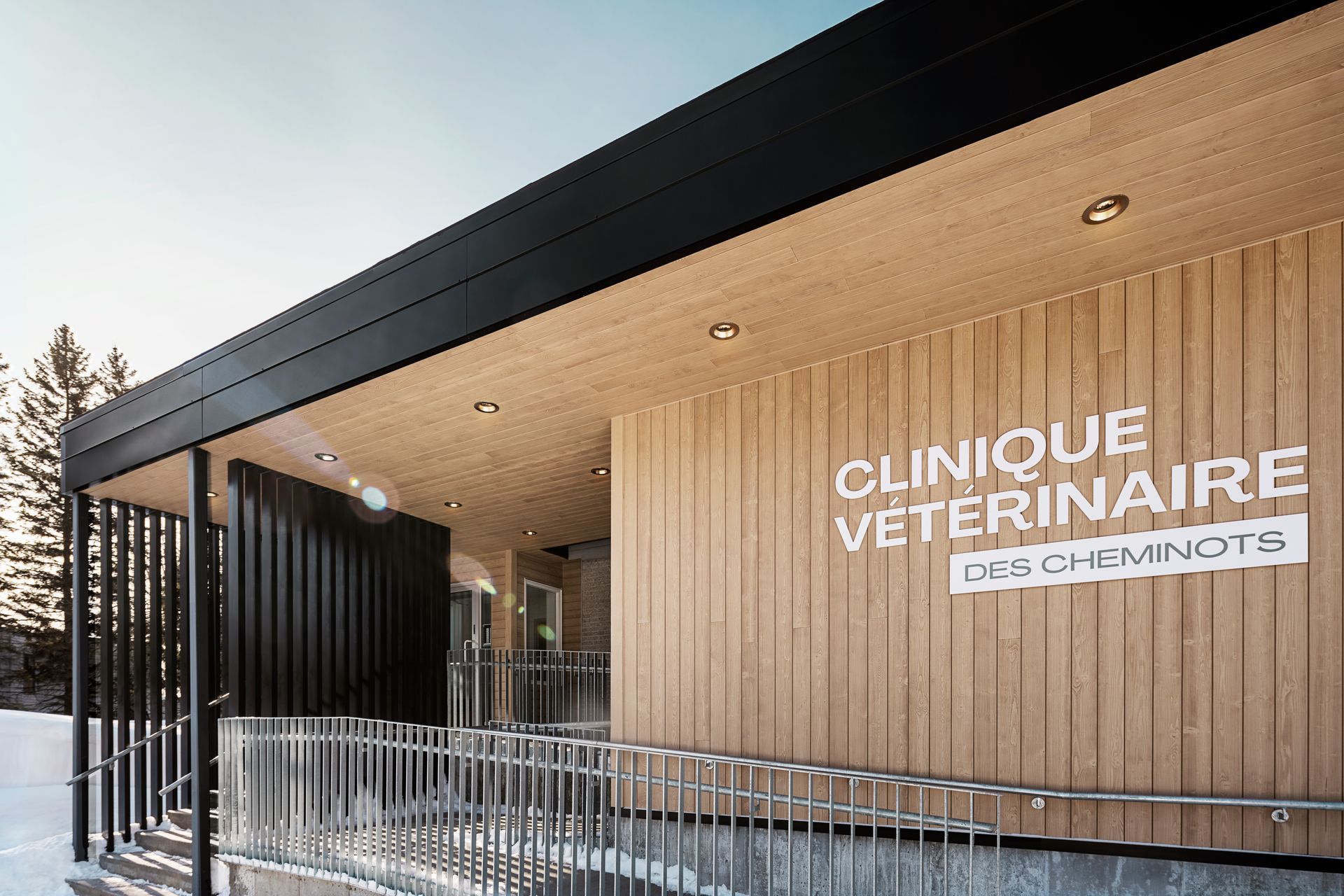 Un bâtiment avec une pancarte indiquant clinique vétérinaire dessus.