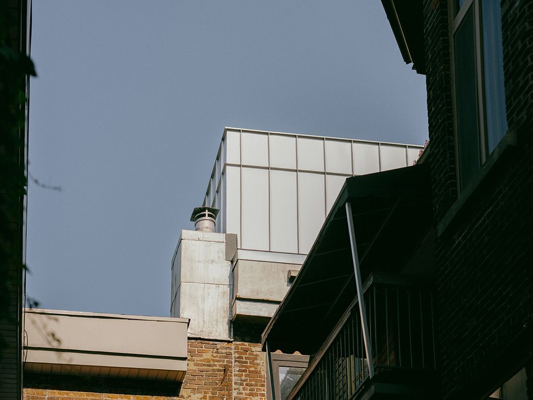 Un bâtiment avec une cheminée au sommet