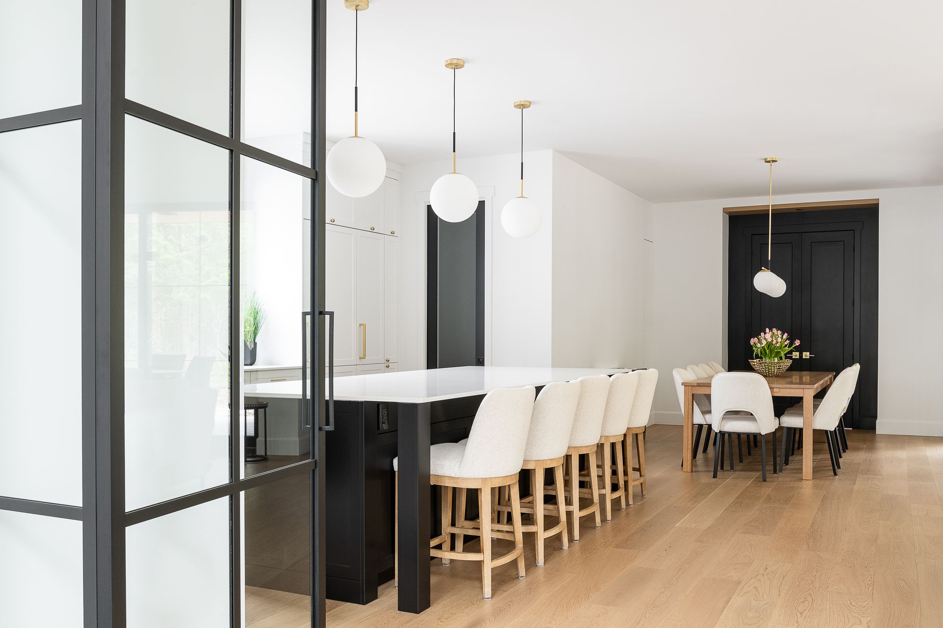 Une cuisine et une salle à manger avec une porte vitrée coulissante entre elles.