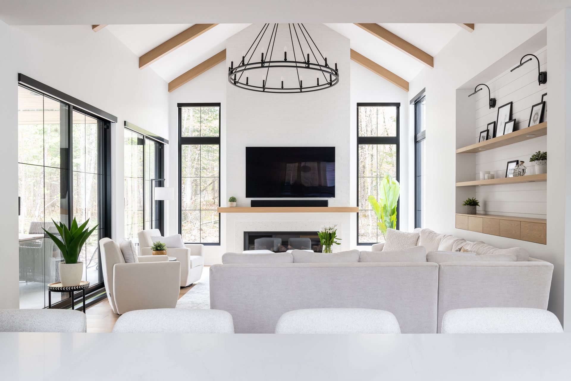 Un salon rempli de meubles et d'une télévision à écran plat.