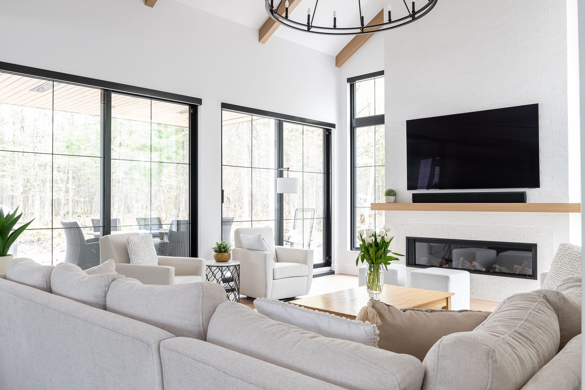 Un salon rempli de meubles et d'une télévision à écran plat.