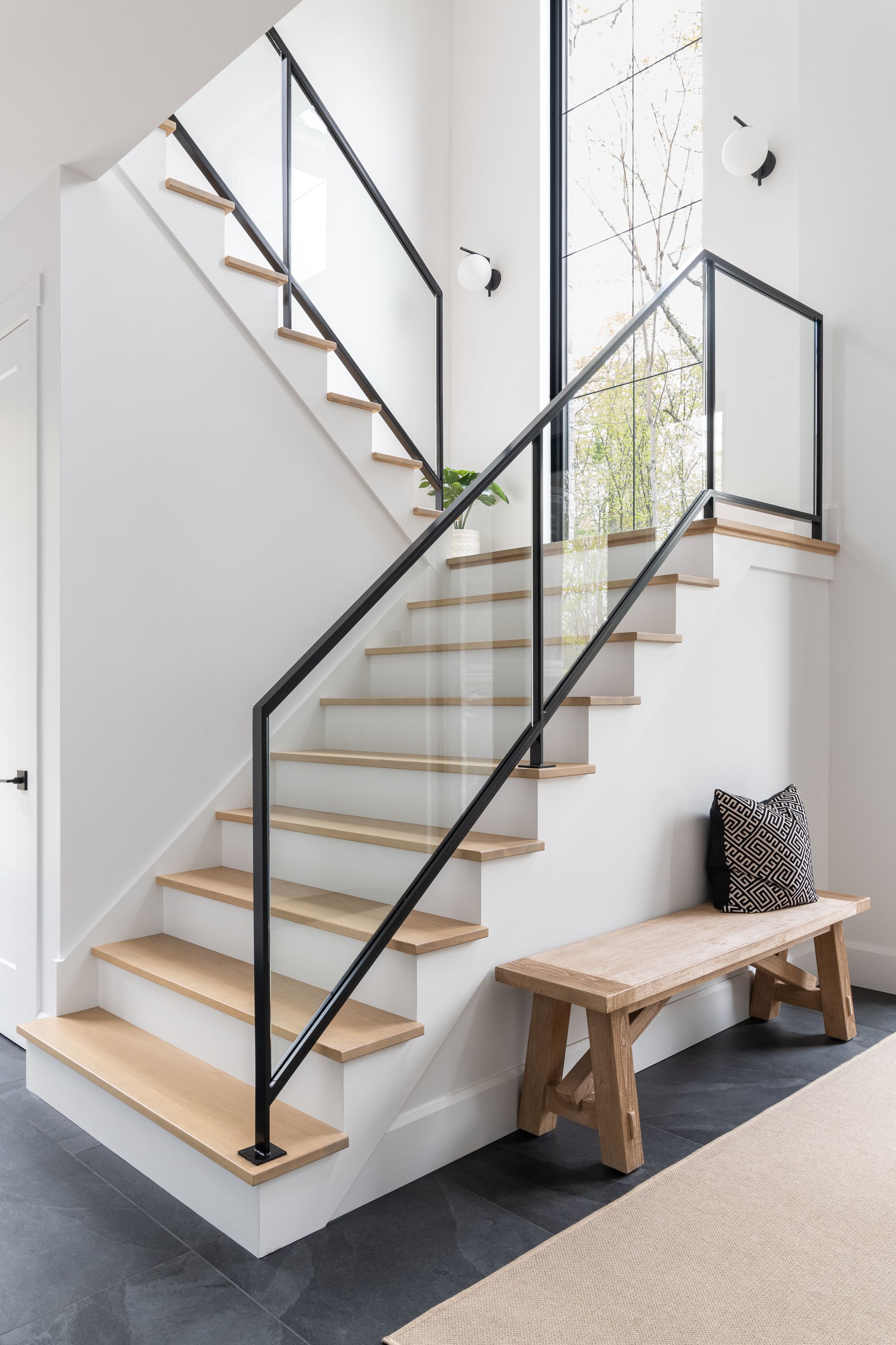 Un escalier avec un banc en bois en dessous