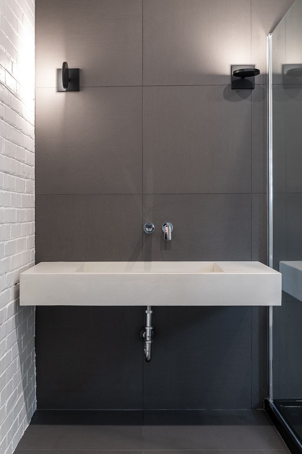 Une salle d'eau avec lavabo et douche à l'italienne.