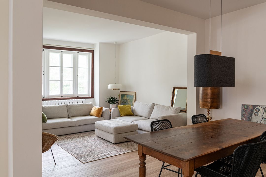 Un salon avec un canapé , une table et des chaises.