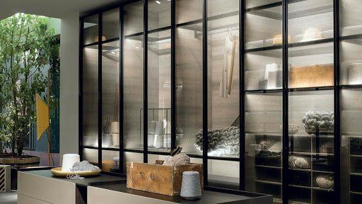 armadio con ante semi trasparenti