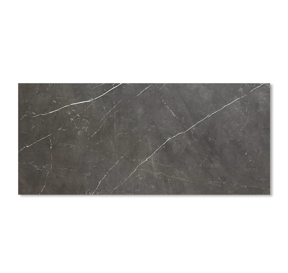 Azulejo rectangular gris con vetas blancas.