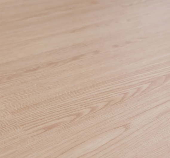 Gabinete blanco con área de barra con frente de vidrio, cajones y puertas