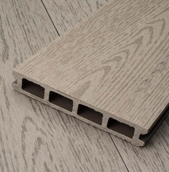 Terraza en la azotea con jacuzzi. Tarima de composite gris, bañera con interior blanco y vistas a la ciudad.