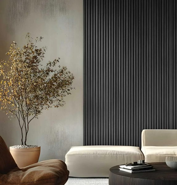 Sala de estar con un diseño moderno, que cuenta con una pared acanalada negra, un sofá beige y un árbol en maceta.