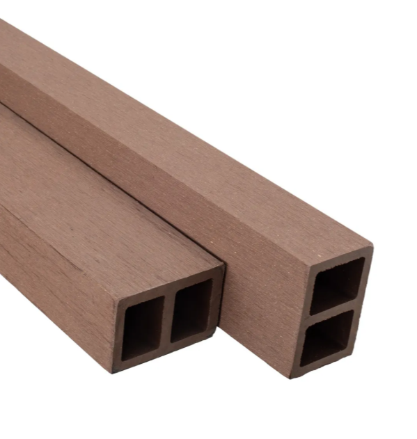 Puerta negra con un toldo negro encima, rodeado de listones de madera oscura y hormigón.