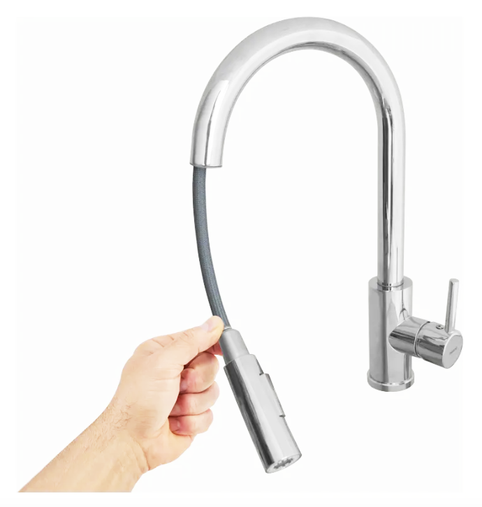 Grifo de cocina cromado con caño alto y curvo y rociador extraíble.