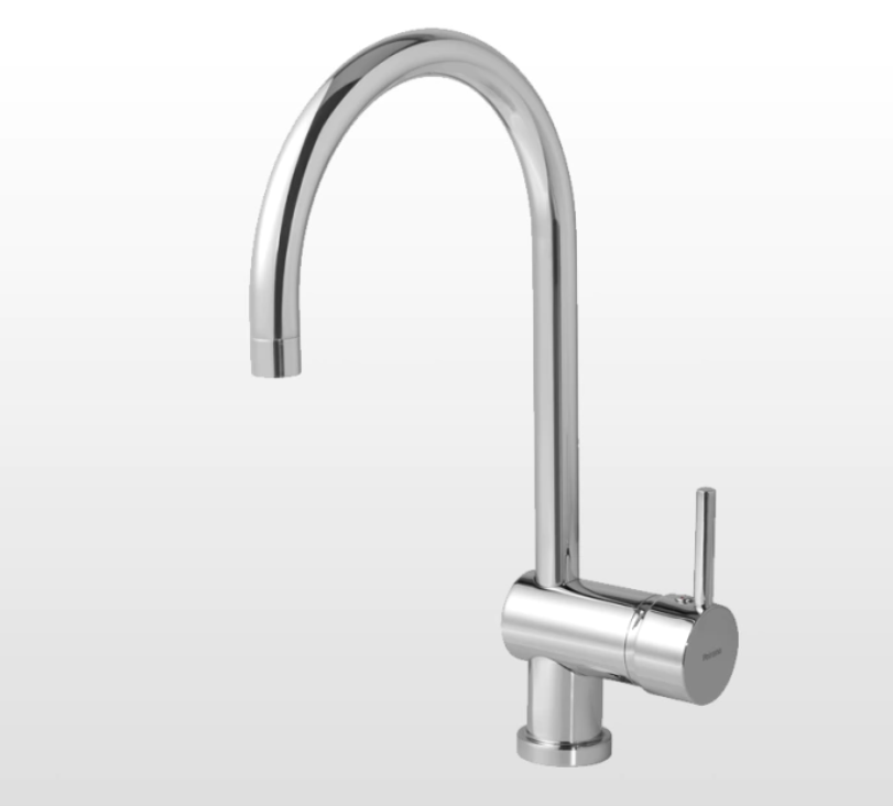 Grifo de cocina cromado con caño curvo, sobre una encimera cerca de un cuenco de uvas y platos.