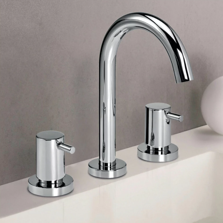 Grifo de baño cromado con dos manijas de palanca.