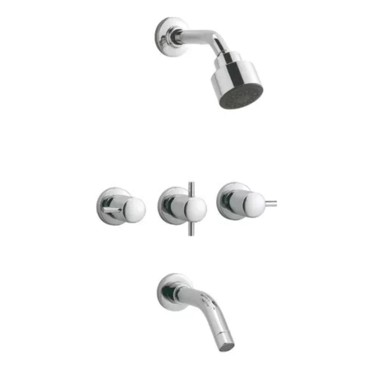 Artefacto de ducha cromado con cabezal de ducha, controles y caño sobre fondo gris.