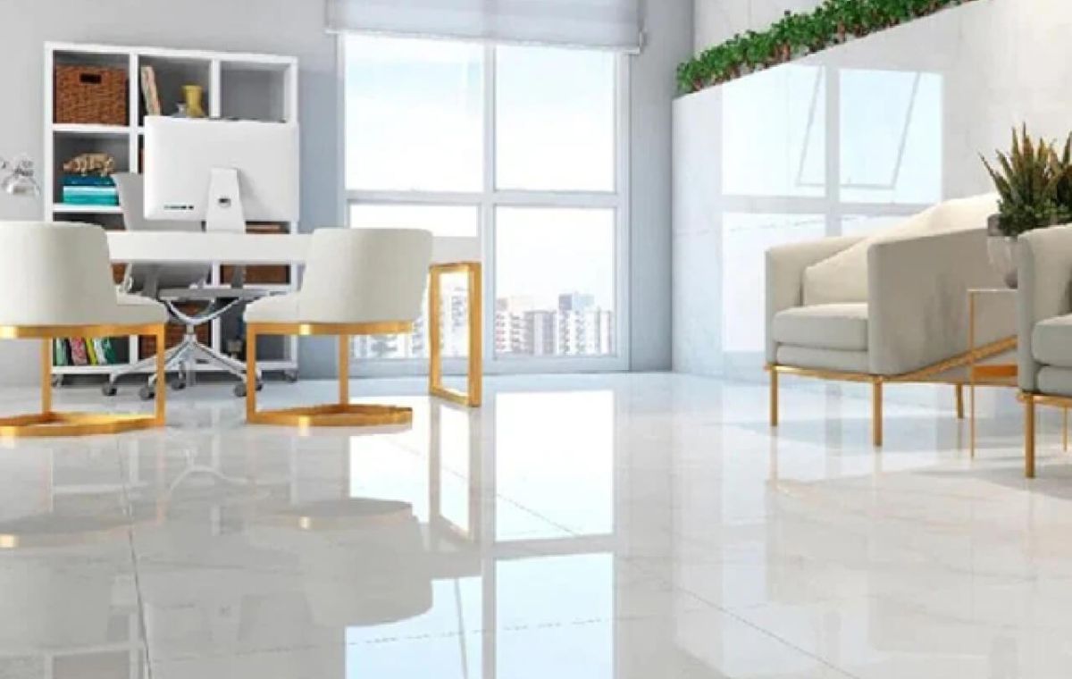 Oficina blanca brillante con detalles dorados; escritorio, sillas, dos sillones, estantería y ventanas.