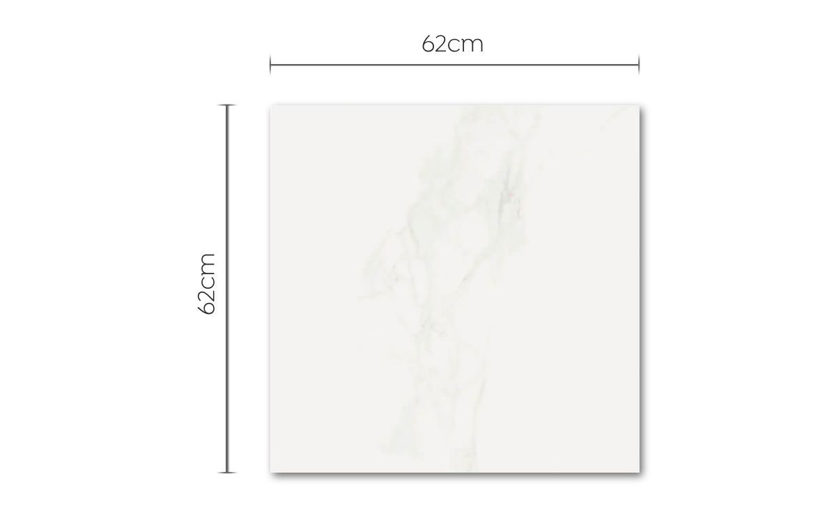 Oficina moderna de color blanco brillante con sillas, escritorio y ventanas grandes.