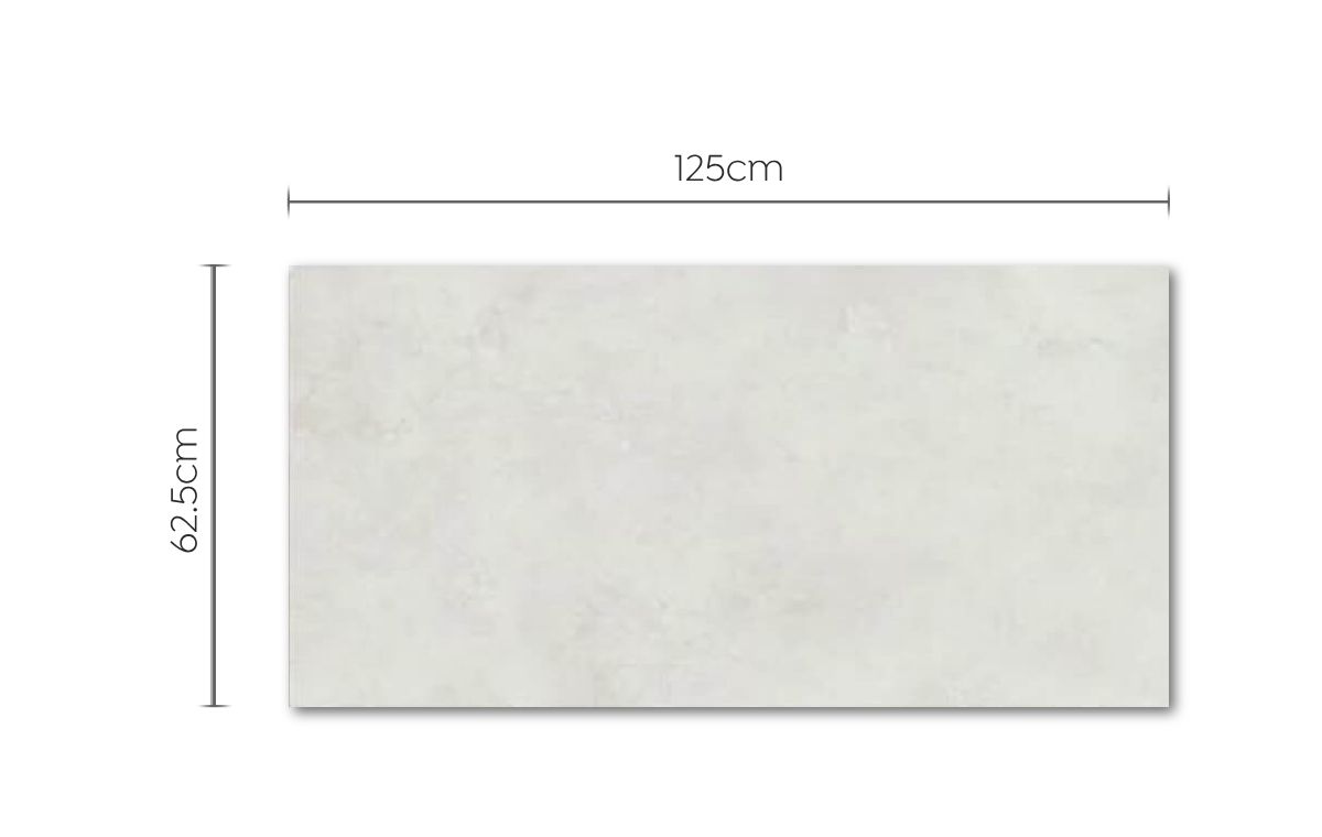 Sala de estar con piso de baldosas de color claro, sofá de cuero, mesa de café de madera y flores.