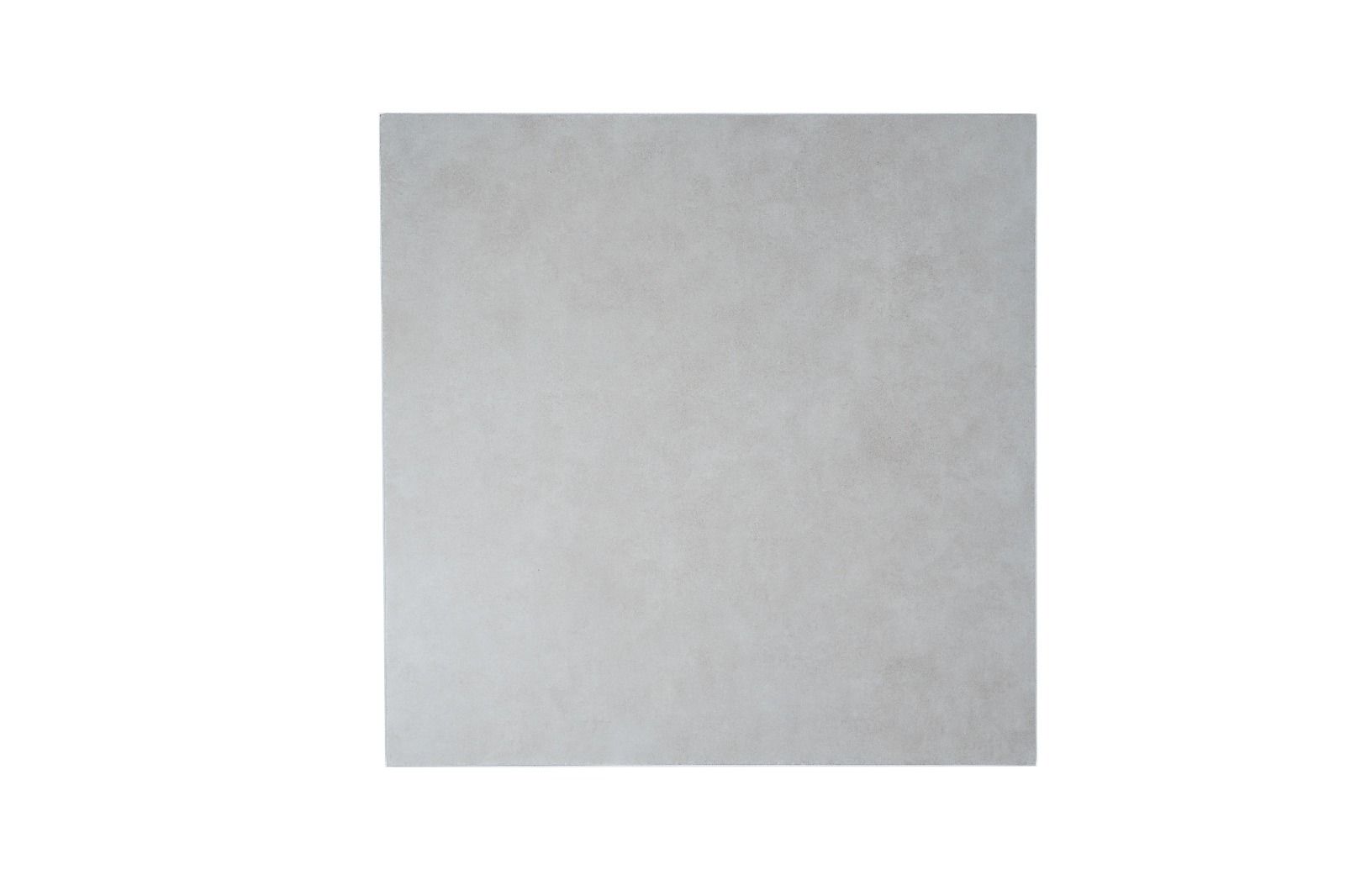 Patio cubierto con tonos neutros, sofá, mesa de centro y columnas altas. Jardín verde al fondo.