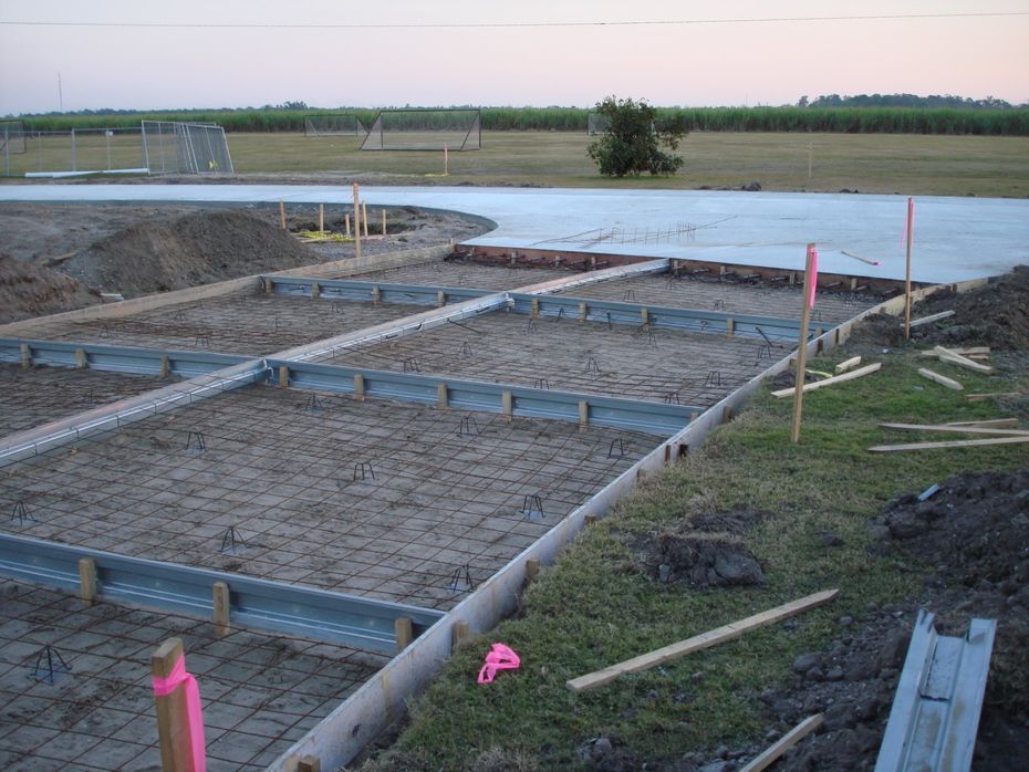 A construction site with the letter p on the ground