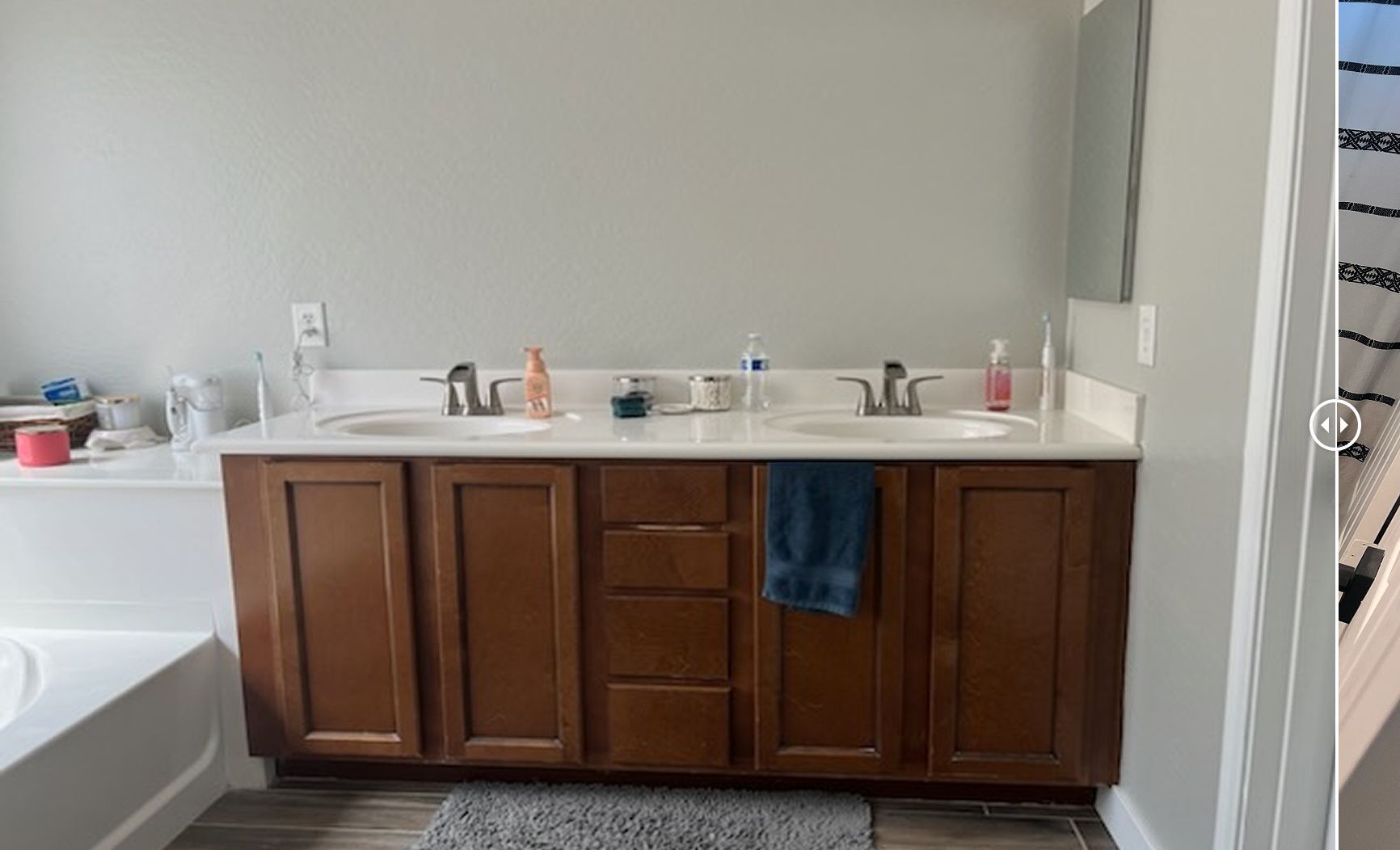A bathroom with two sinks and a bathtub.