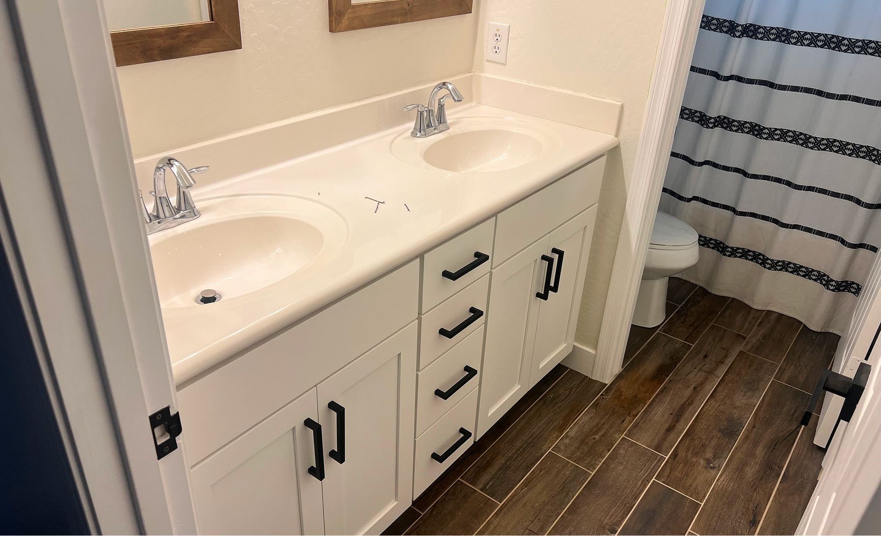 A bathroom with two sinks and a toilet.