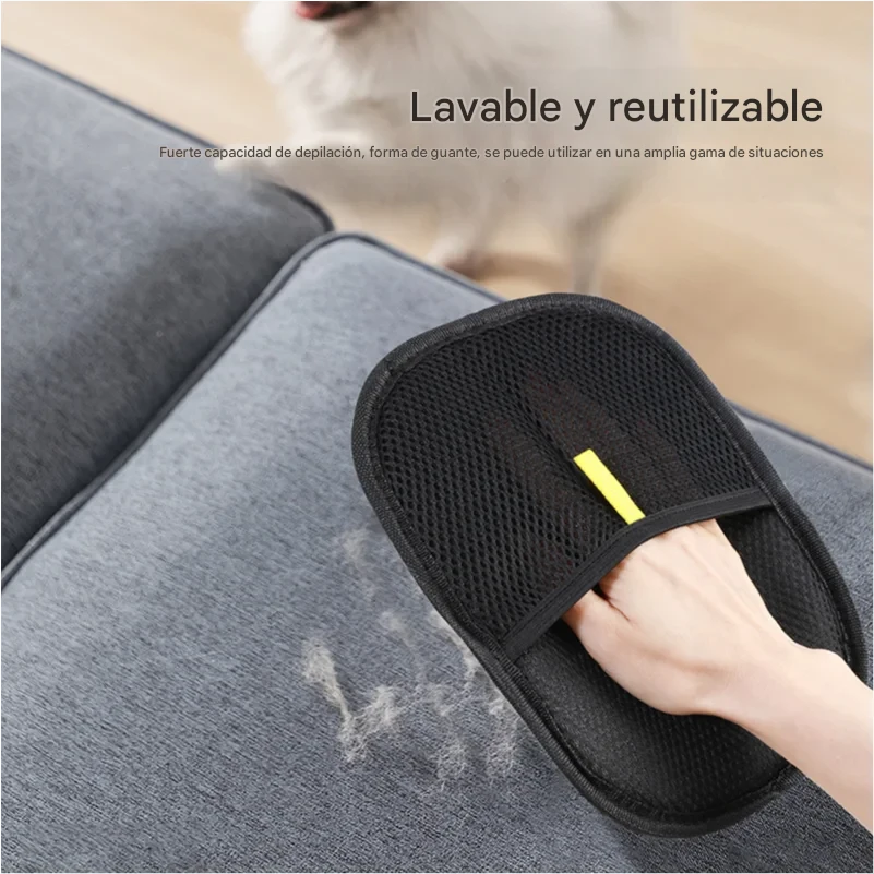 Quitapelos negro para mascotas limpiando un sofá gris. Hay una mano dentro del guante.