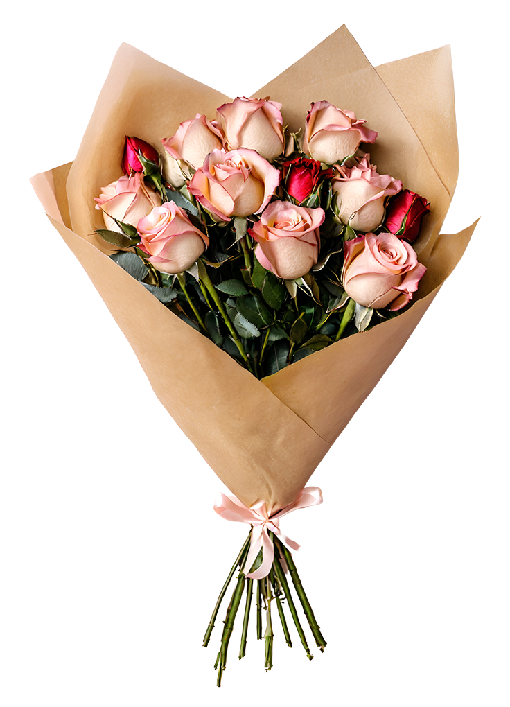 Ramo de rosas rosas y rojas envuelto en papel marrón, atado con una cinta rosa.