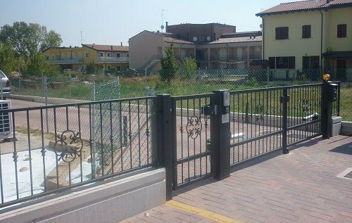 cancello d'accesso in ferro battuto