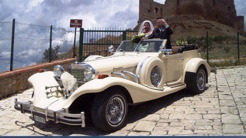 coppia di sposi in auto d'epoca