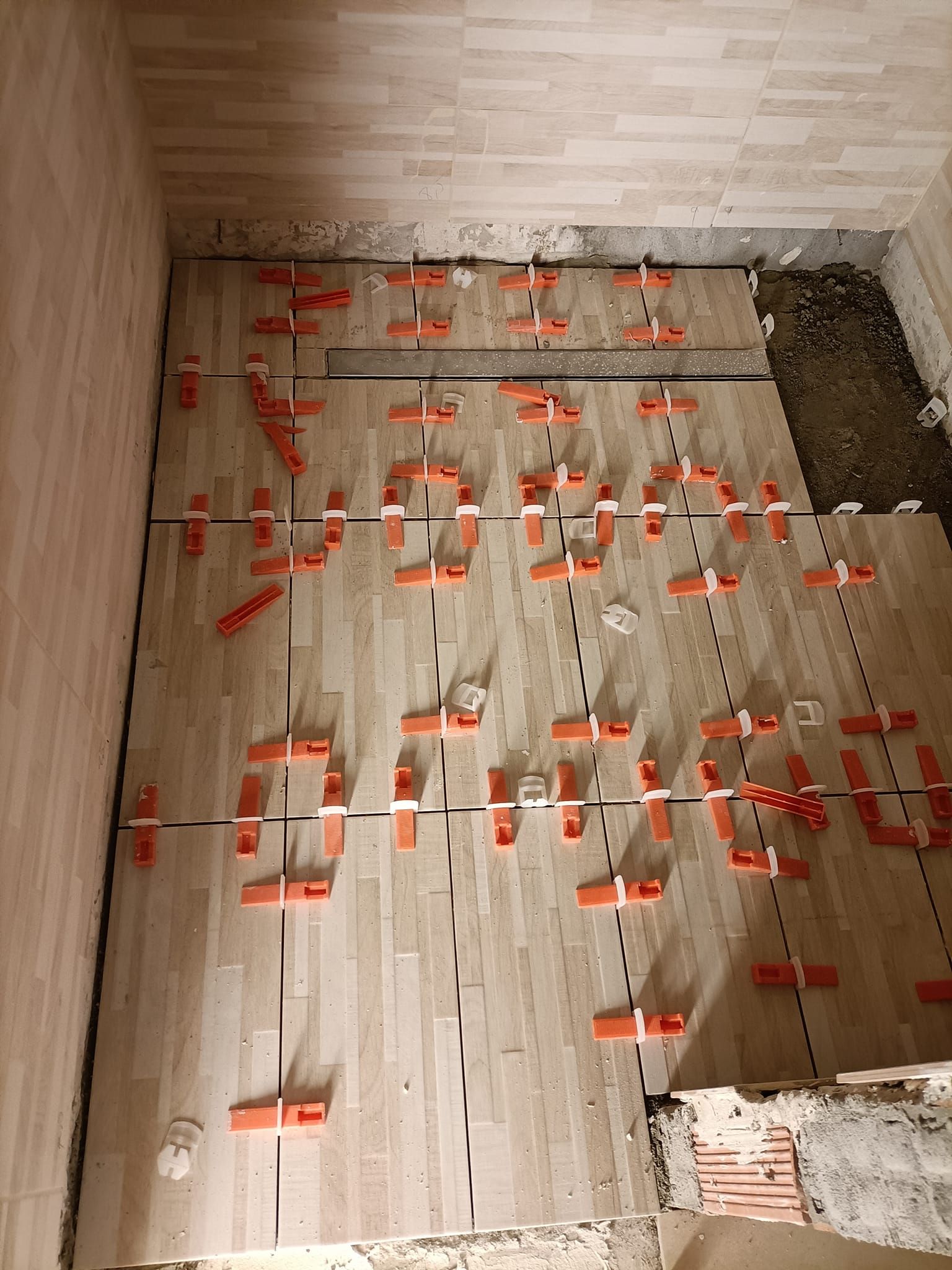 installato il pavimento in piastrelle.