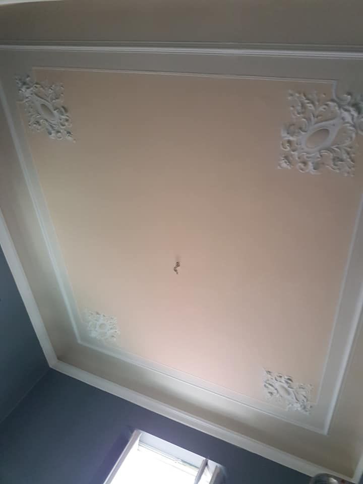 sofficco con decorazioni stucco 