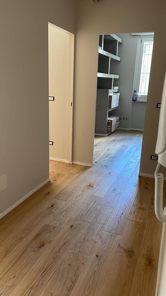 Un corridoio con pavimenti in legno in una casa.