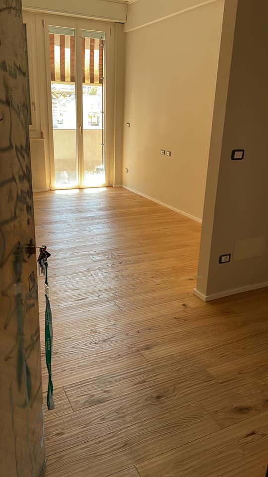Una stanza con pavimento in legno
