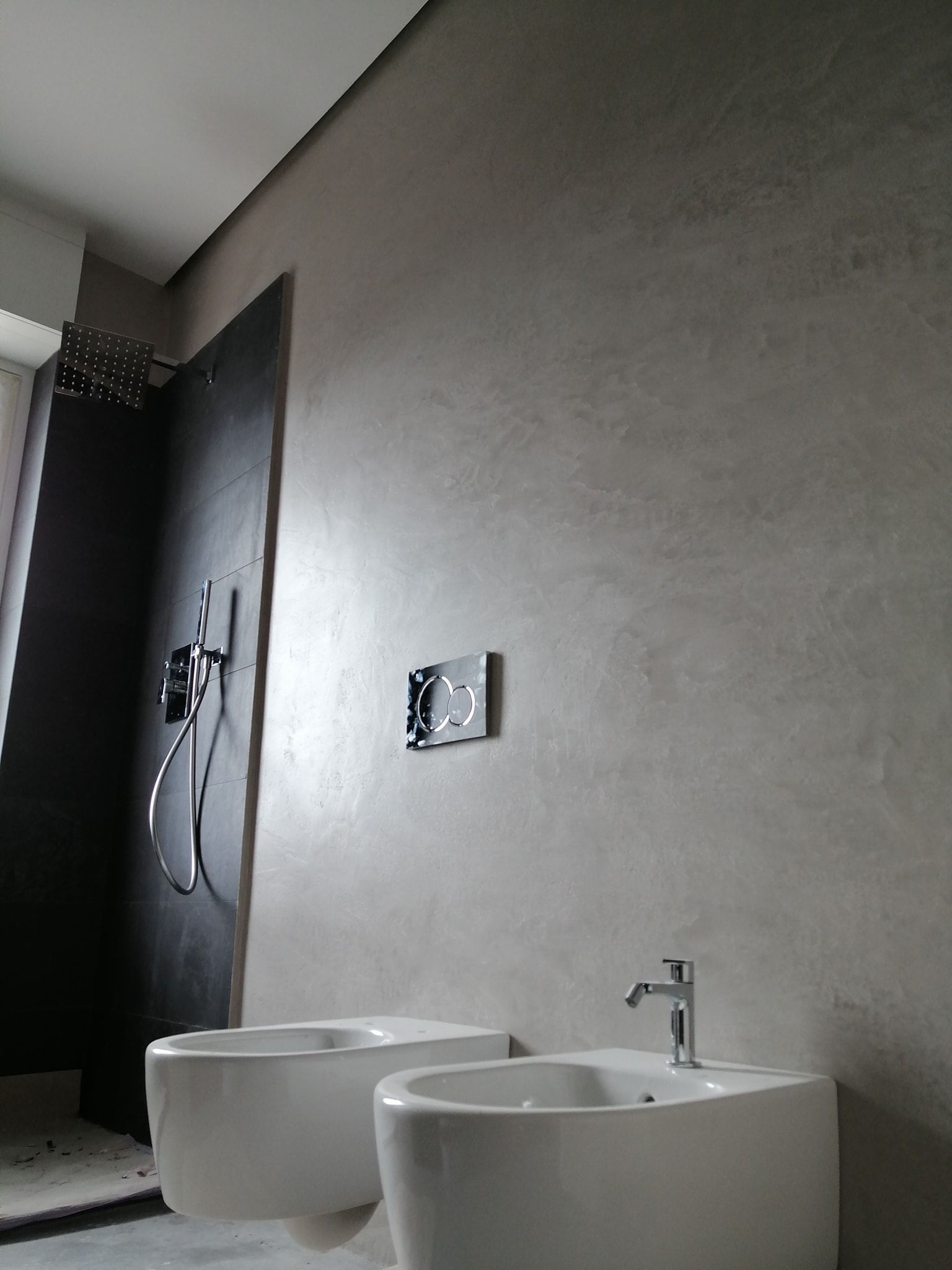 parete bagno in microcemento