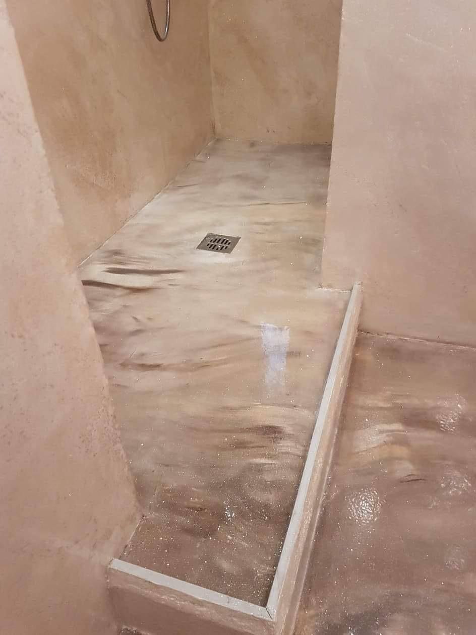 bagno con pavimento in resina