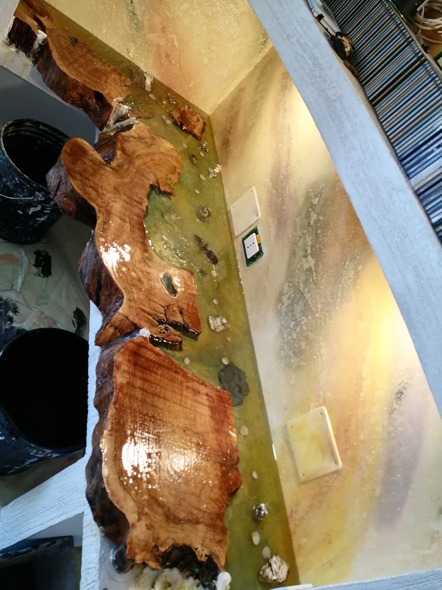 lavandino bagno in resina e legno