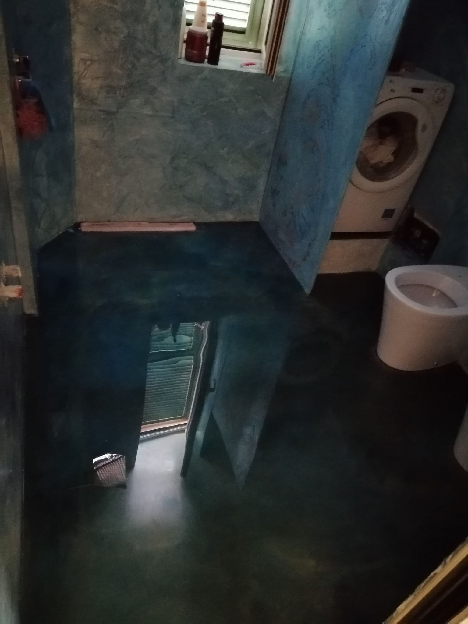 bagno con pavimento in resina