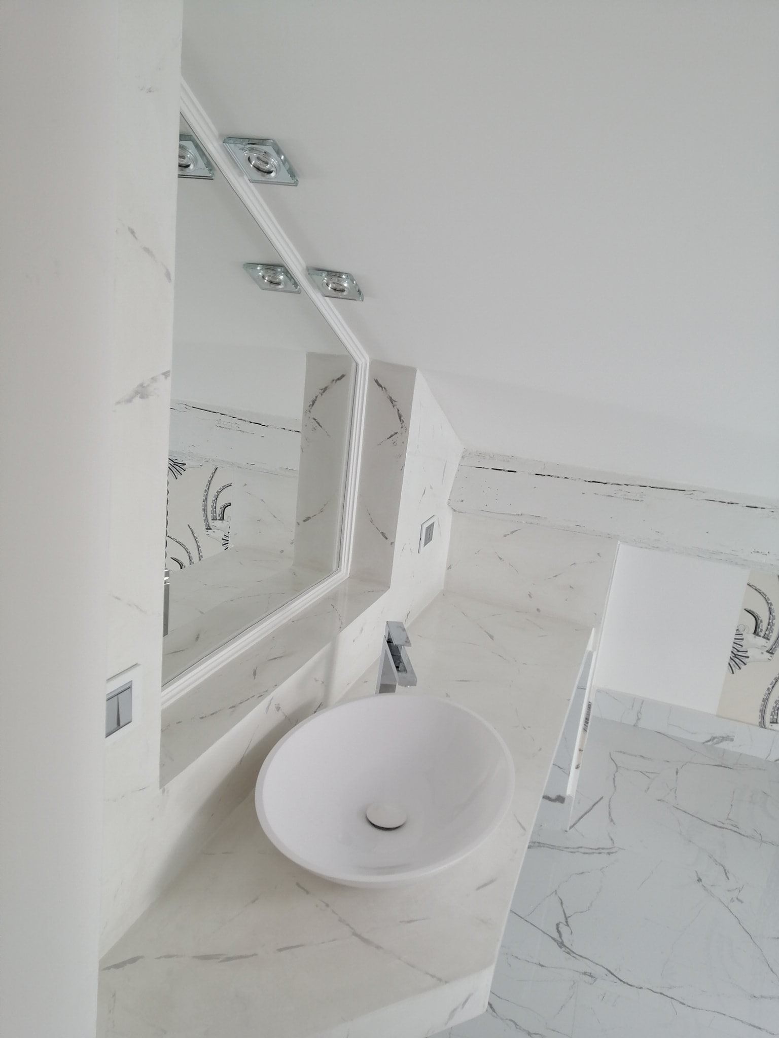 bagno con pavimento in resina