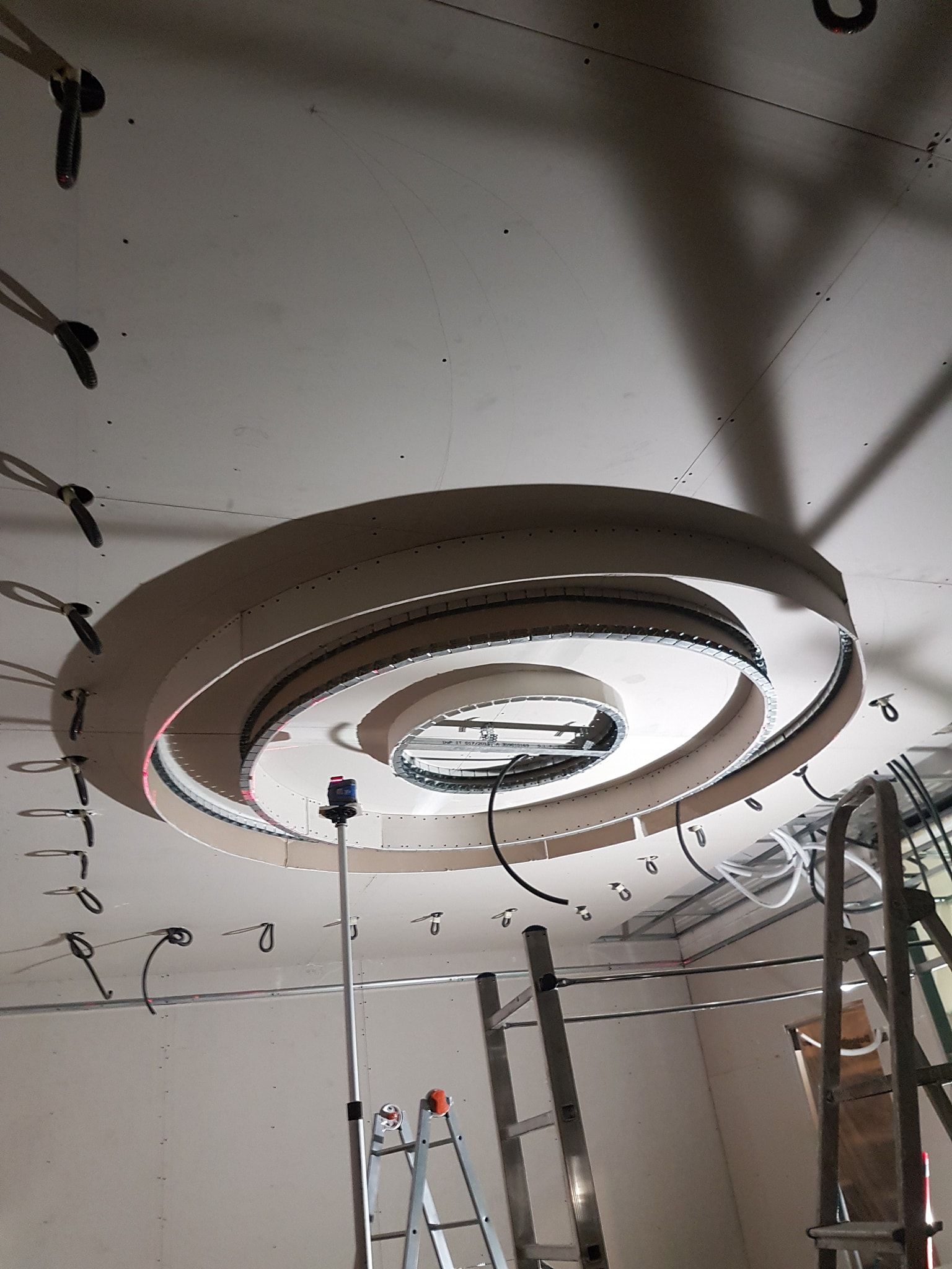 Un soffitto in cartongesso a disegno circolare